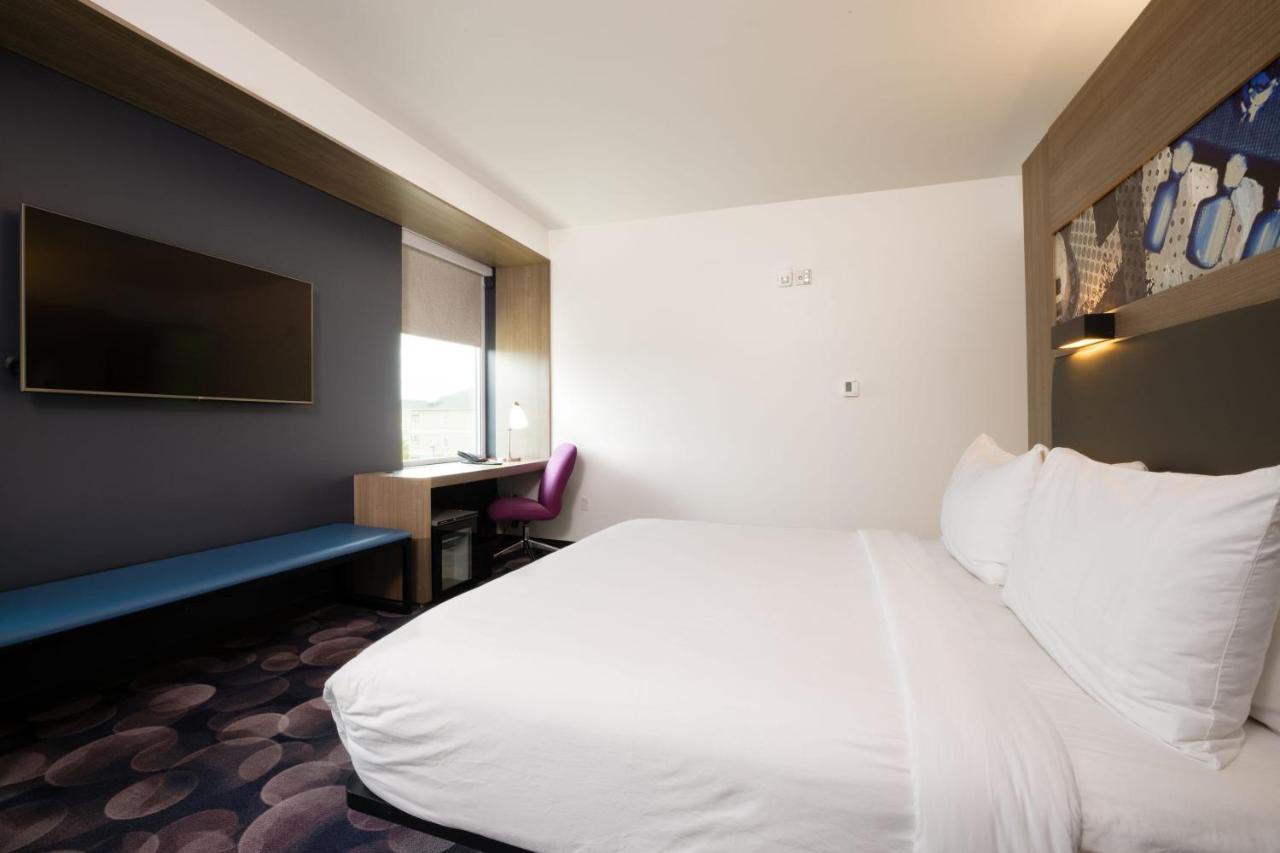 Aloft Austin Airport Hotel Exterior photo