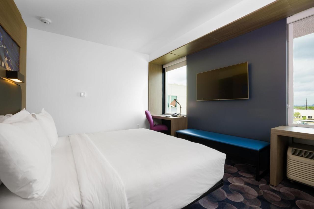 Aloft Austin Airport Hotel Exterior photo