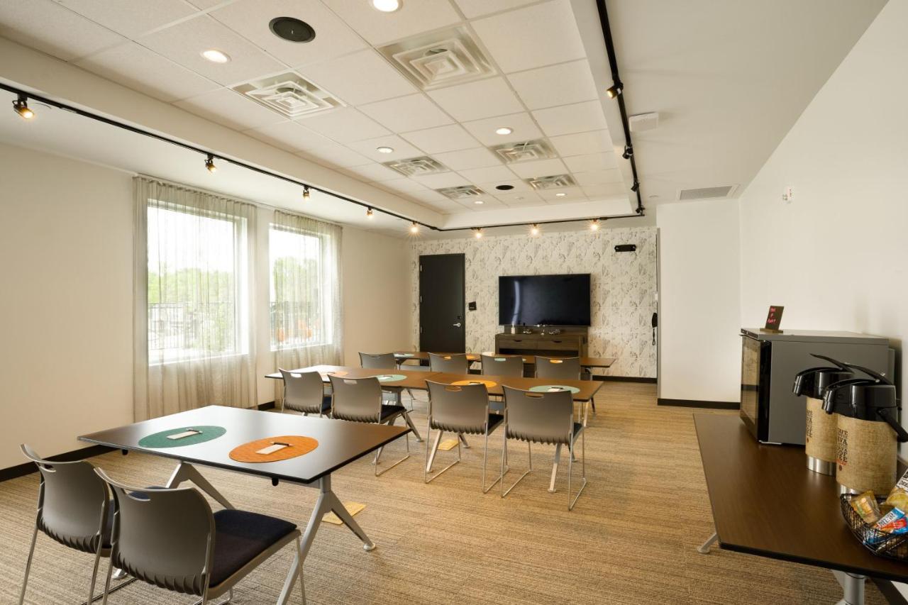 Aloft Austin Airport Hotel Exterior photo